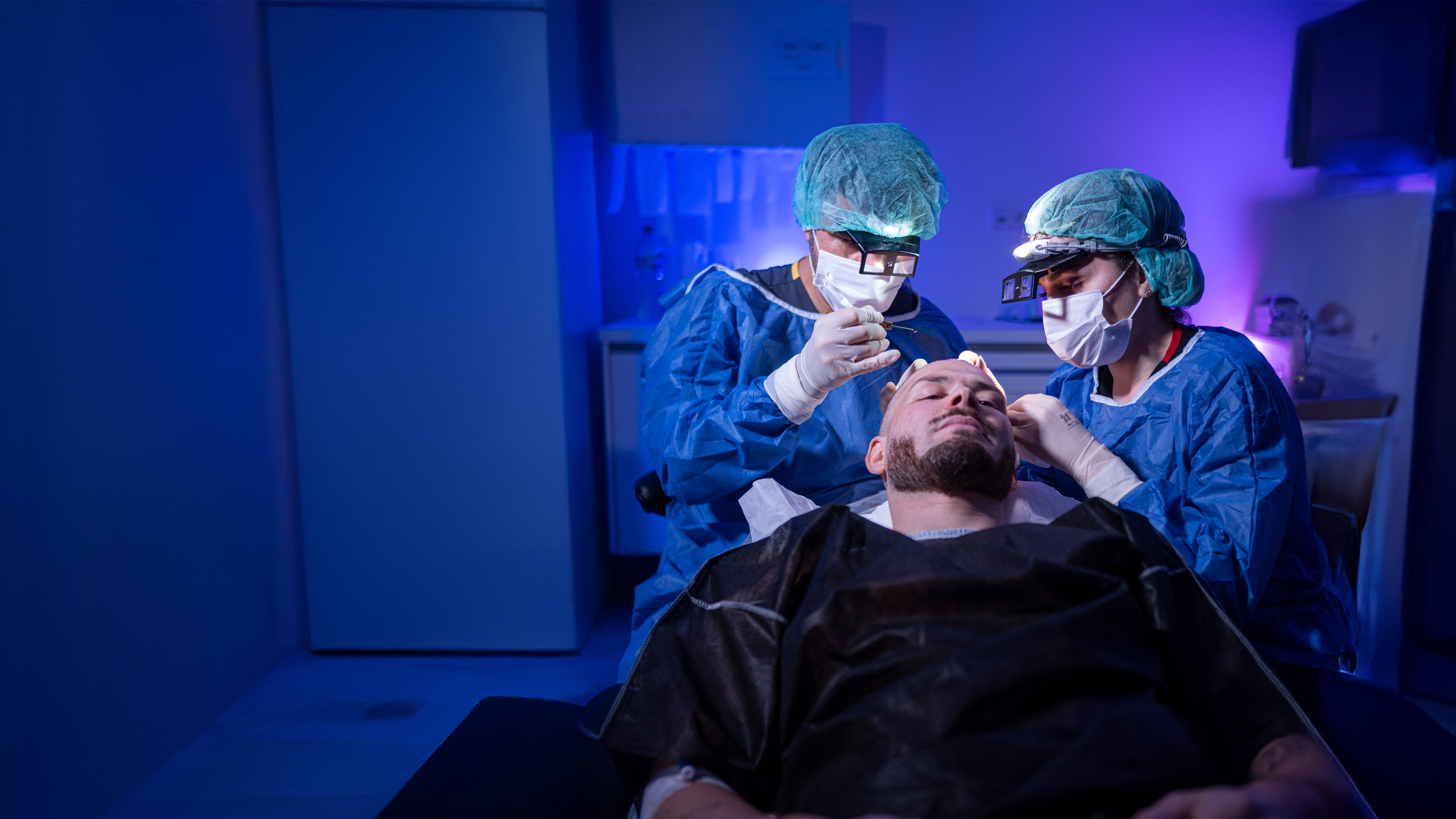 Haartransplantation bei Alpha Beauty in Hannover - Dr. Elbey während einer FUE Behandlung